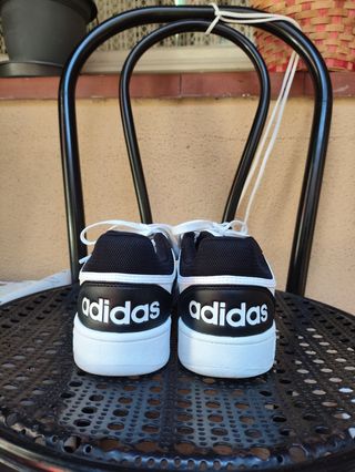Zapatillas Adidas Negras y Blancas