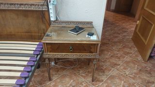 2 Comodini in noce con un cassetto in intarsio