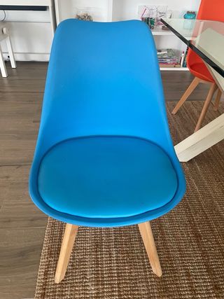 Sillas de comedor de varios colores y madera