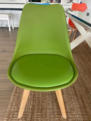 Sillas de comedor de varios colores y madera