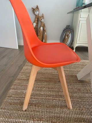 Sillas de comedor de varios colores y madera