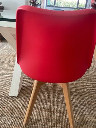 Sillas de comedor de varios colores y madera