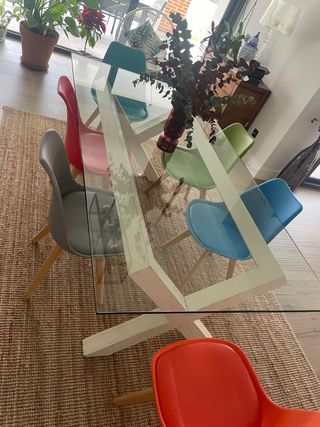 Sillas de comedor de varios colores y madera