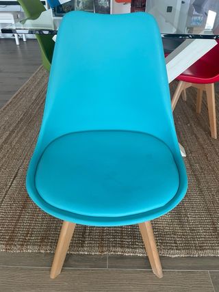 Sillas de comedor de varios colores y madera