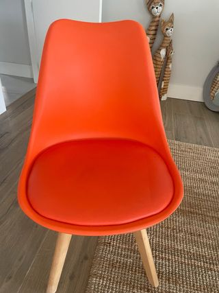 Sillas de comedor de varios colores y madera