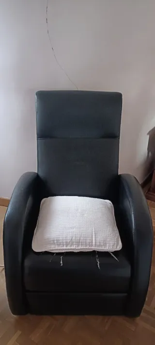Sillón reclinable de piel negro