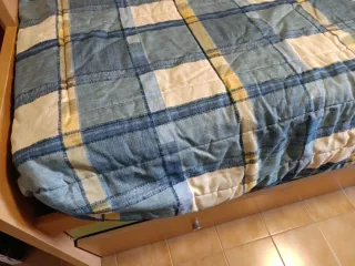 Edredón a cuadros azul y amarillo