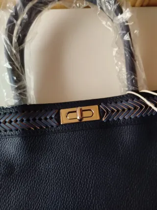 Bolso azul de mano