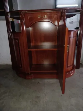 Mueble recibidor de madera con espejo