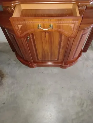 Mueble recibidor de madera con espejo