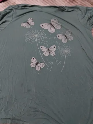 Camiseta verde con mariposas