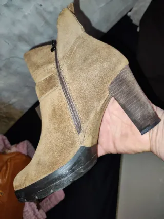 Botines de tacón marrón ante