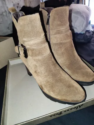 Botines de tacón marrón ante