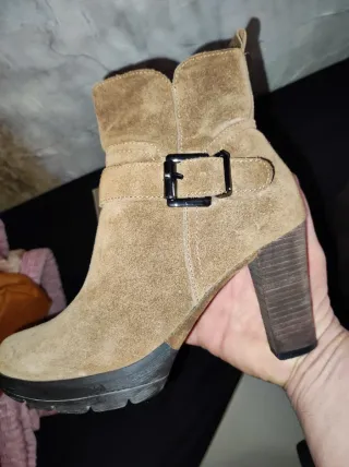 Botines de tacón marrón ante