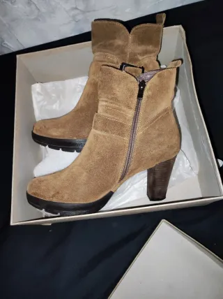 Botines de tacón marrón ante