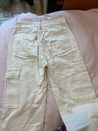 Pantalón cargo beige Stradivarius