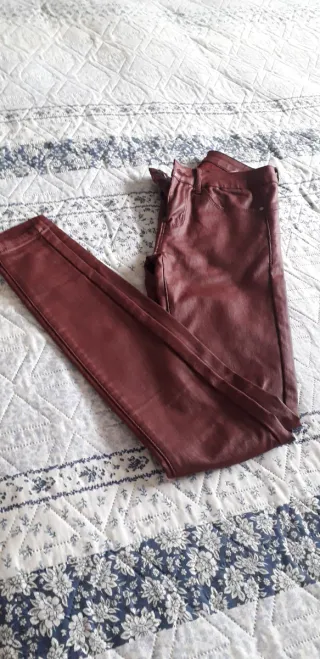 Pantalón efecto piel granate