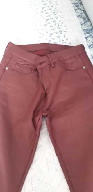 Pantalón efecto piel granate