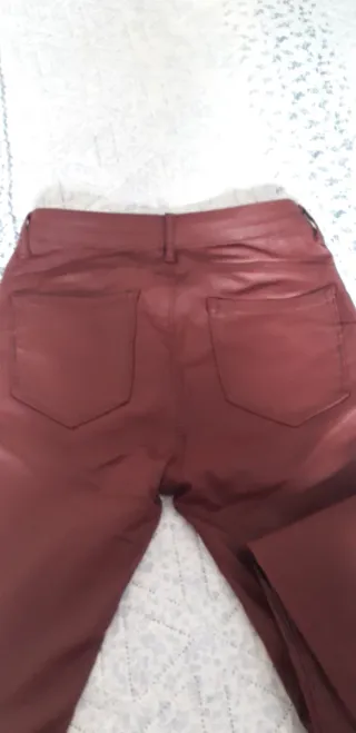 Pantalón efecto piel granate