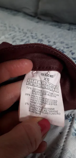 Pantalón efecto piel granate