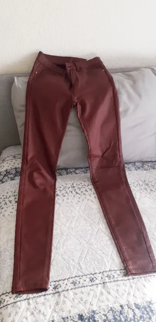 Pantalón efecto piel granate