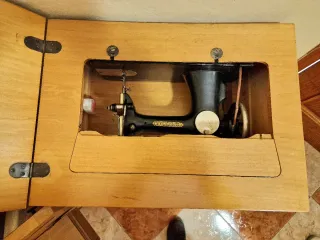 Máquina de coser Hexagon antigua con mueble