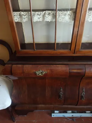 Vitrina antigua de comedor de madera y cristal
