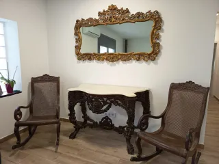 Antica sedia a dondolo in mogano e rattan