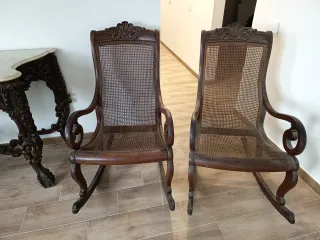 Antica sedia a dondolo in mogano e rattan