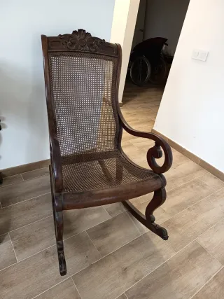 Antica sedia a dondolo in mogano e rattan