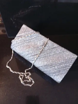 Bolso de mano plateado con cadena