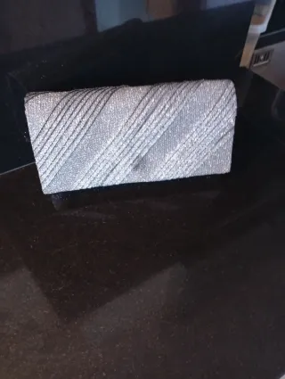 Bolso de mano plateado con cadena