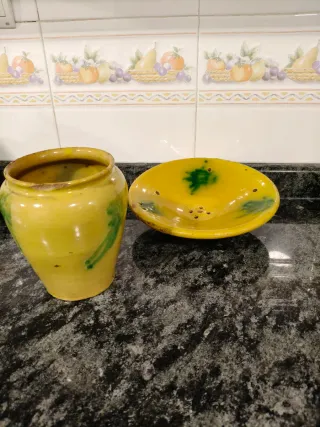 Orza amarilla con plato verde