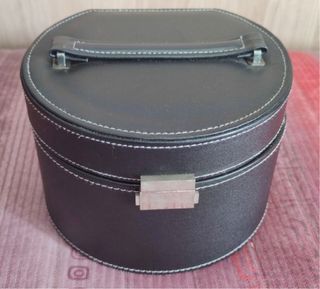 Joyero ovalado negro con asa y cierre