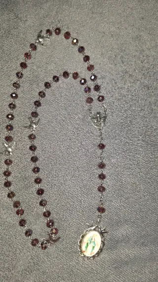 Rosario de cristal morado con medalla