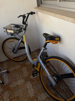 Bicicleta plateada con detalles amarillos
