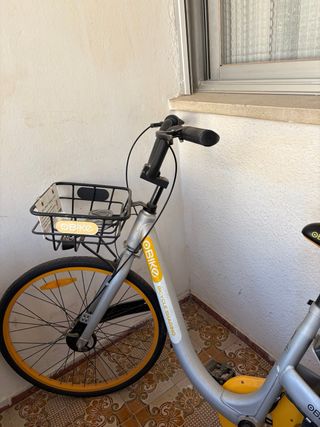 Bicicleta plateada con detalles amarillos