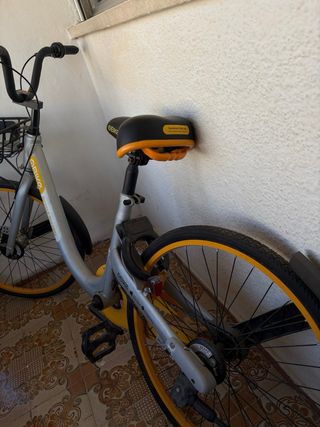 Bicicleta plateada con detalles amarillos