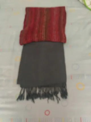 Dos bufandas gris y roja