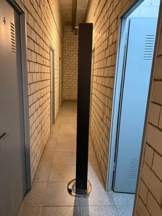 Lámpara de pie moderna negra