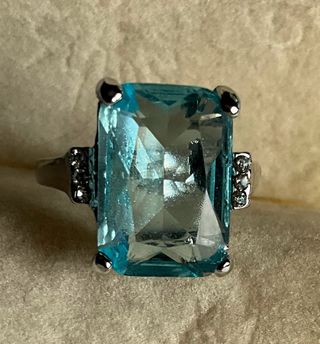 Anello donna con pietra azzurra