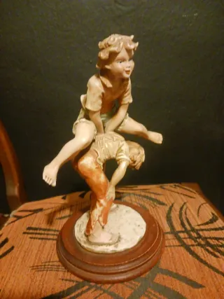 Escultura niños jugando a caballito