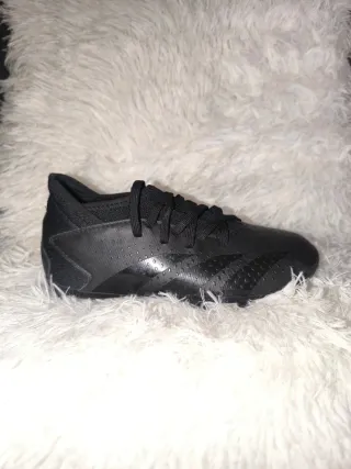 Botas de fútbol Adidas Predator niño. Talla 33.