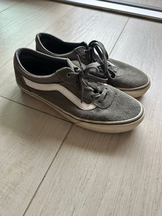 Zapatillas Vans grises y blancas
