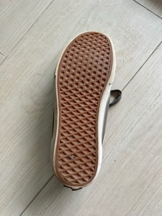 Zapatillas Vans grises y blancas