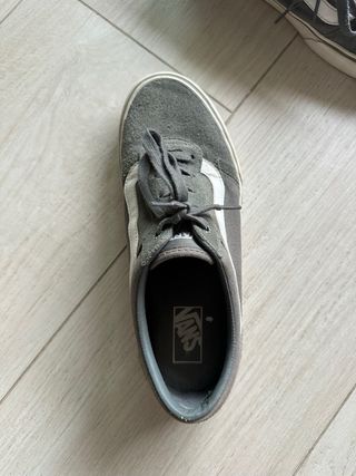 Zapatillas Vans grises y blancas