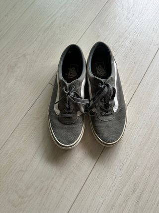 Zapatillas Vans grises y blancas