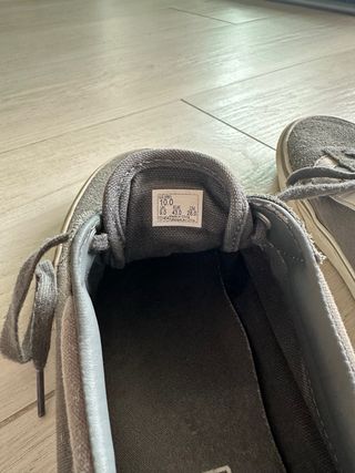 Zapatillas Vans grises y blancas