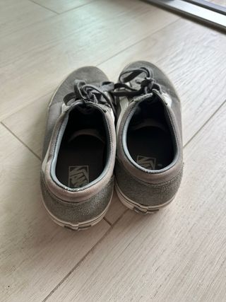 Zapatillas Vans grises y blancas