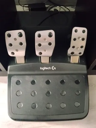 Volante Logitech con Pedales y Palanca